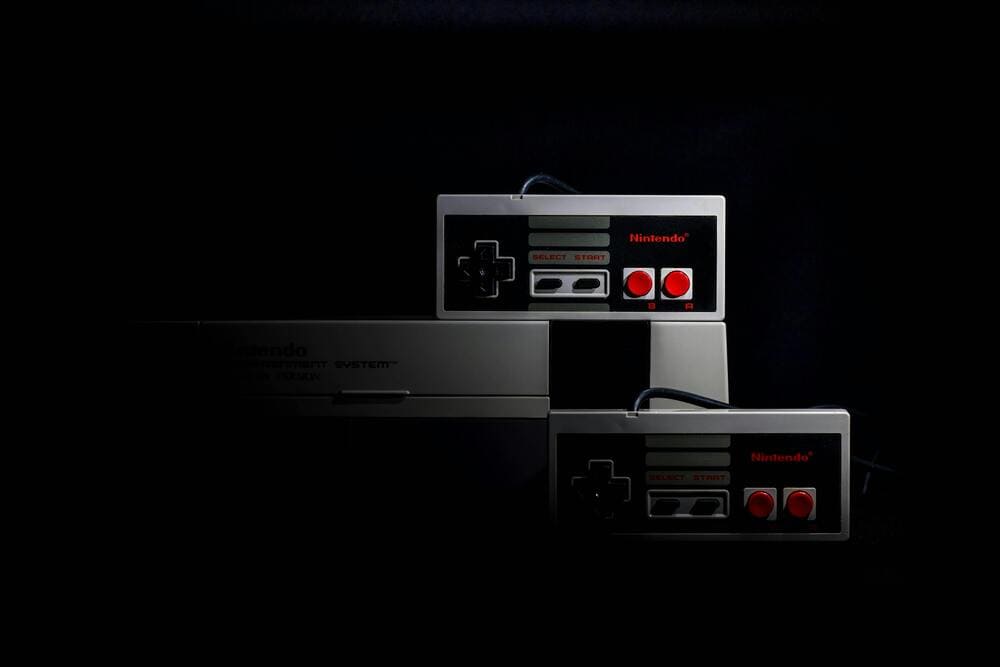 NES y mando en penumbra